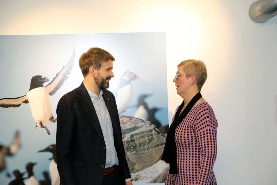 En mann og kvinne som ser på hverandre