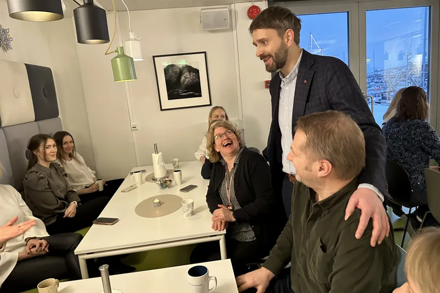 En gruppe personer i et rom