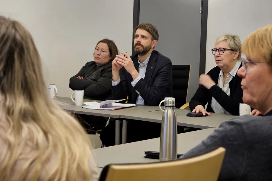 En gruppe mennesker som sitter rundt et bord