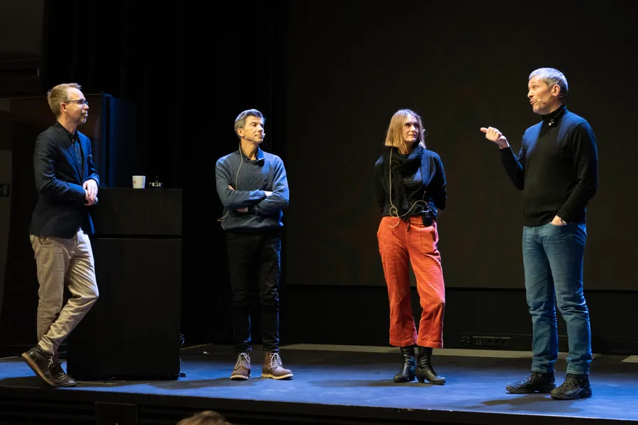 En gruppe mennesker på en scene
