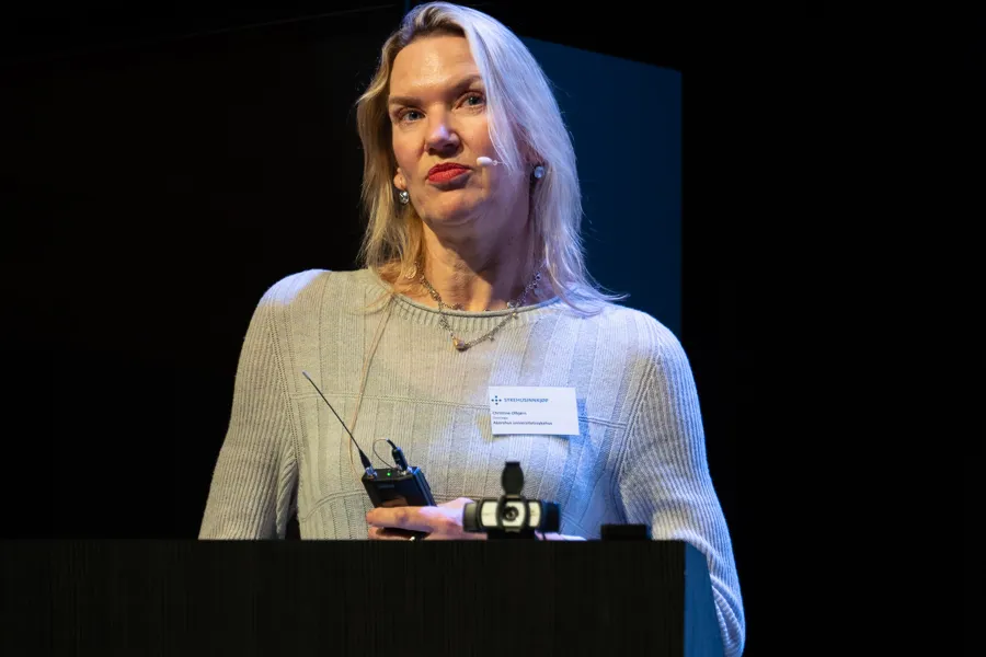 En person som står på et podium