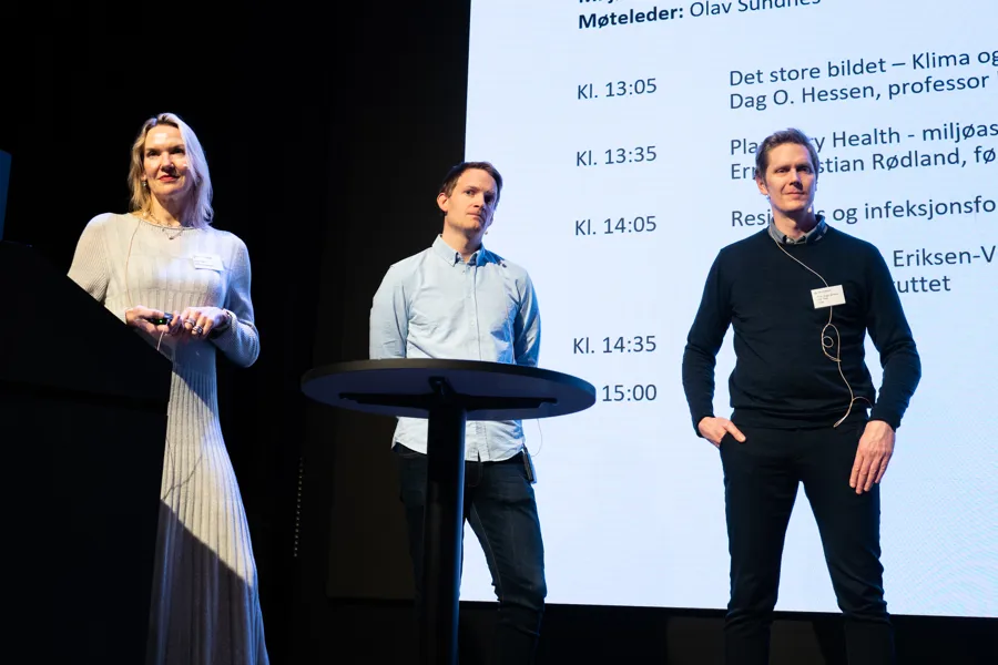 En mann og en kvinne som står ved siden av hverandre