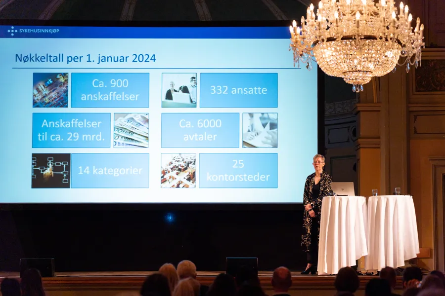 En person som står foran en projektorskjerm