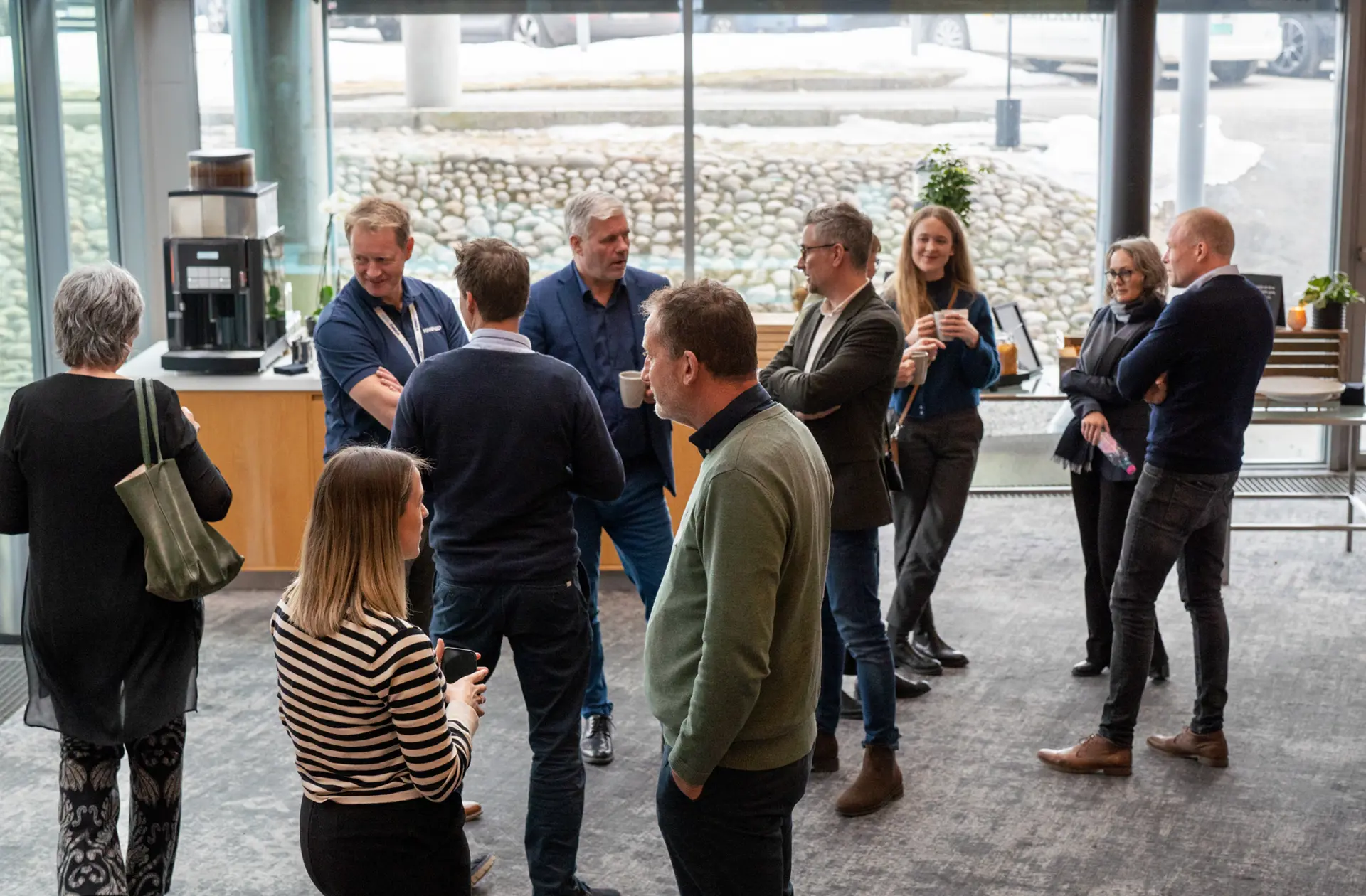 En gruppe mennesker som står i en linje