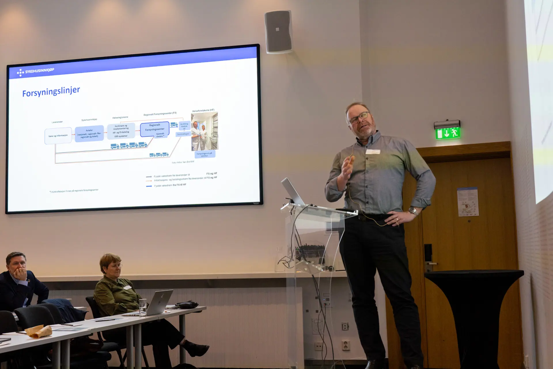 En mann som holder en presentasjon