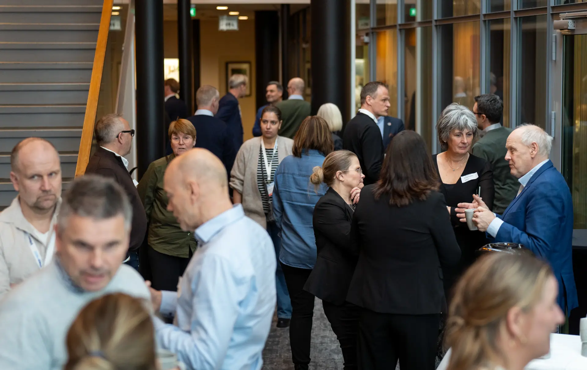 En gruppe mennesker som står i et rom