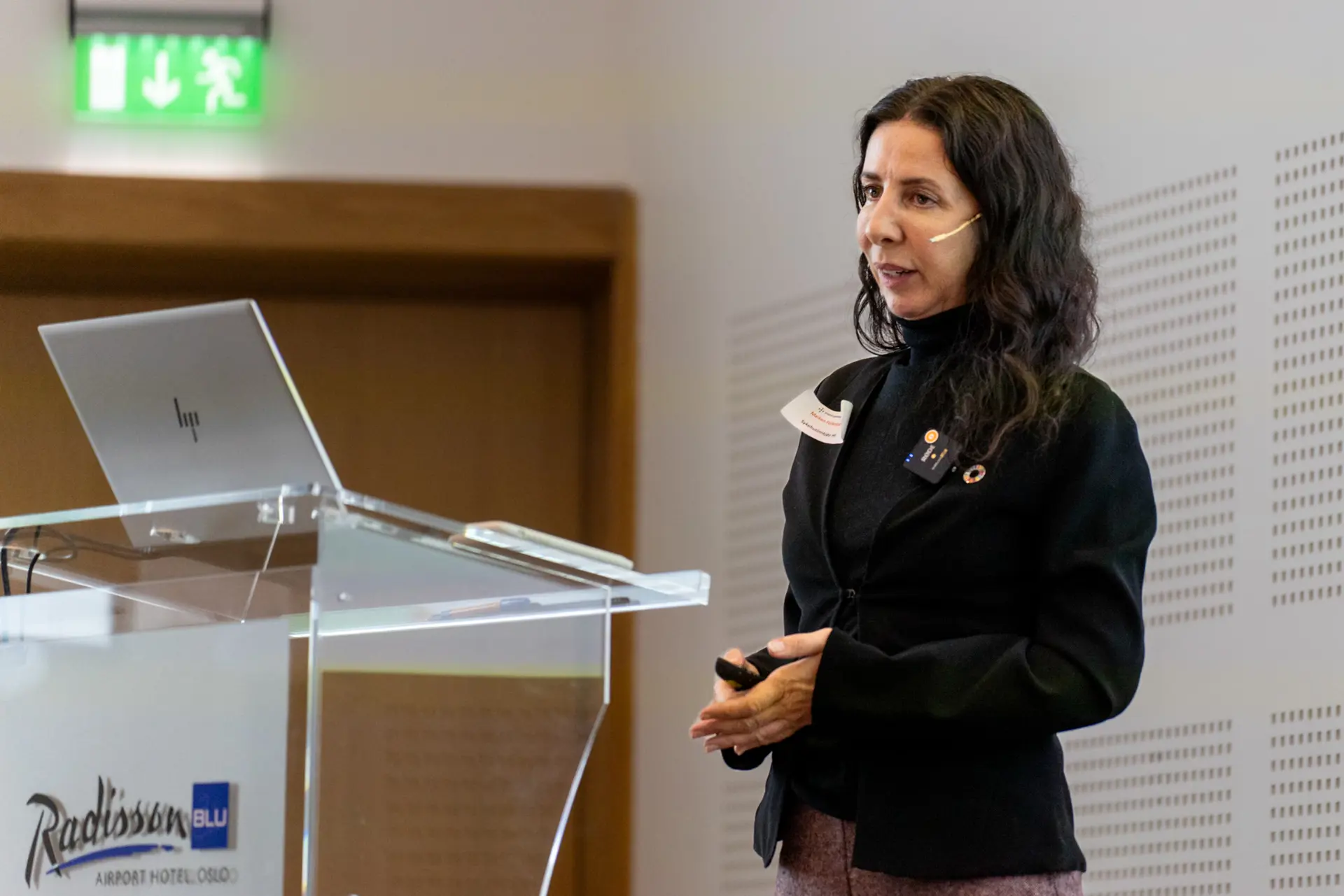 En person som står ved siden av en bærbar datamaskin