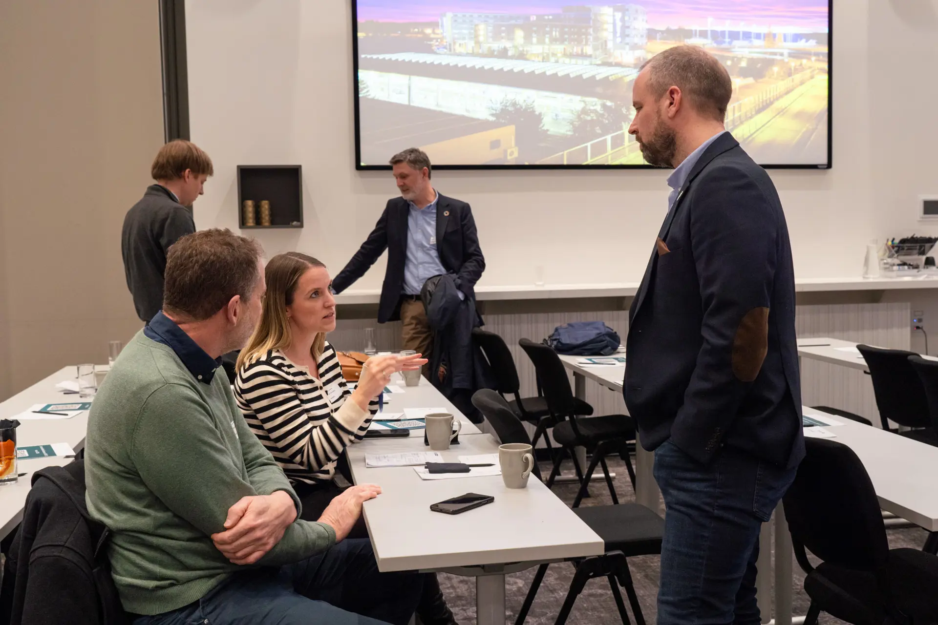 En gruppe personer i et møte