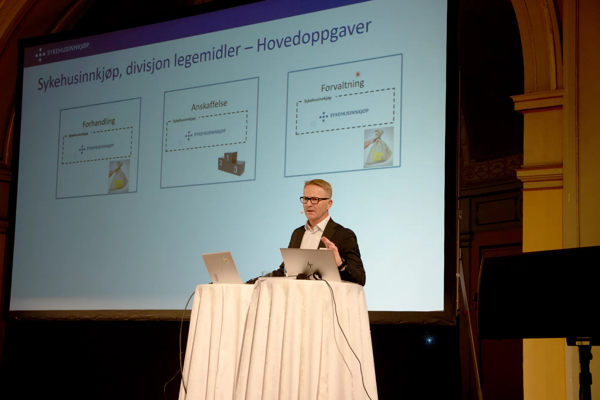 En mann står på en scene.