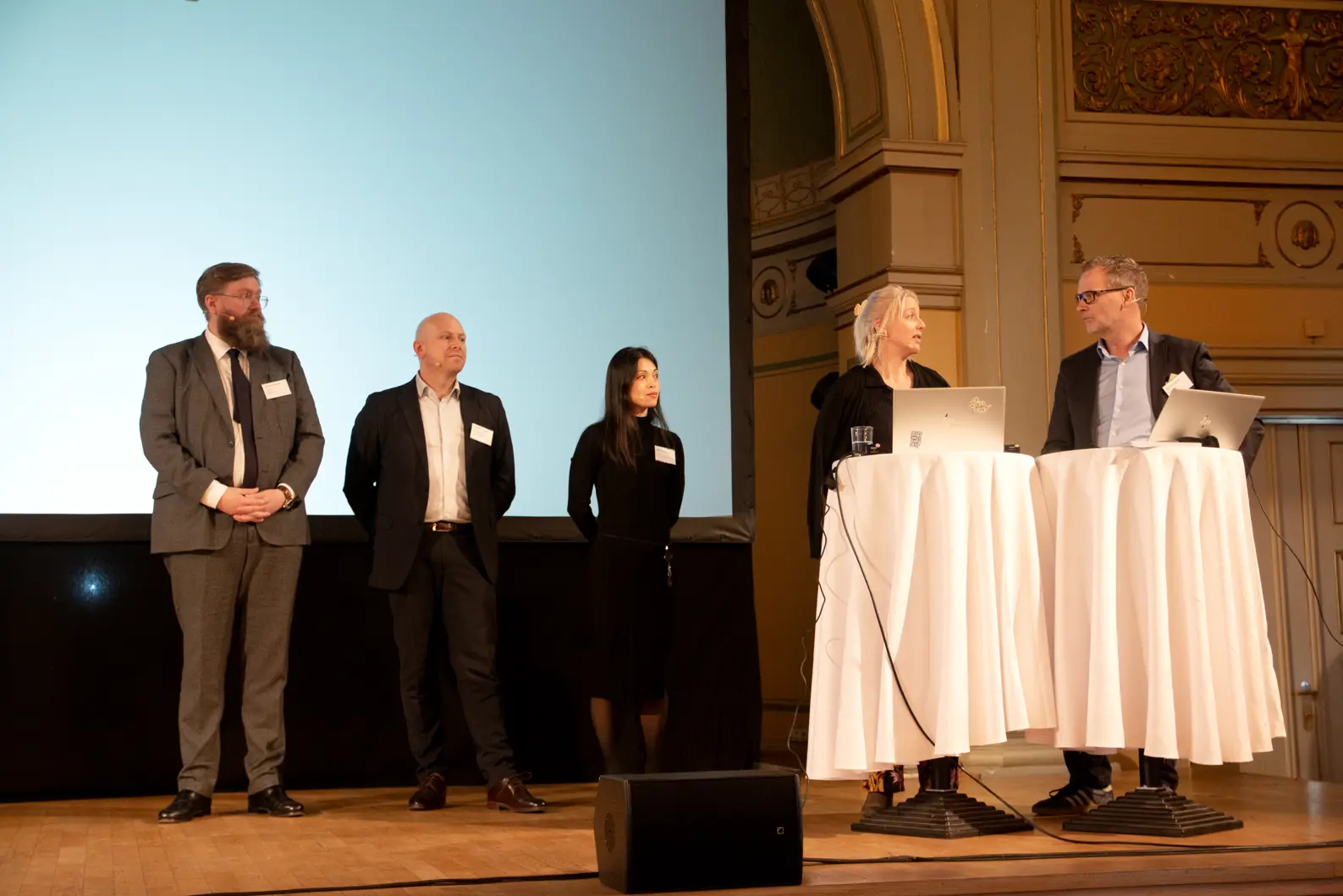 En gruppe mennesker står på en scene
