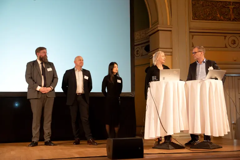 En gruppe mennesker står på en scene