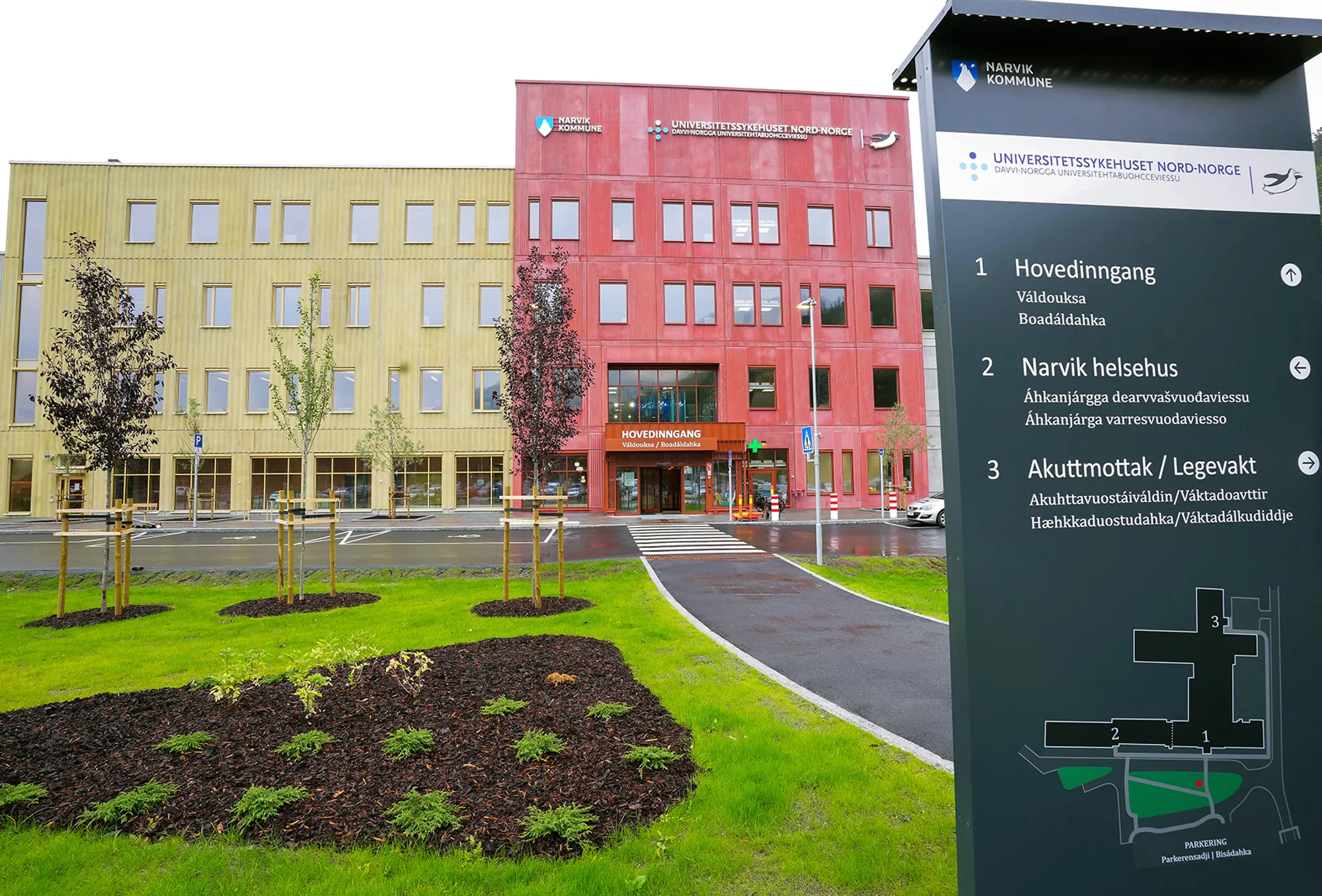 Et skilt foran en bygning