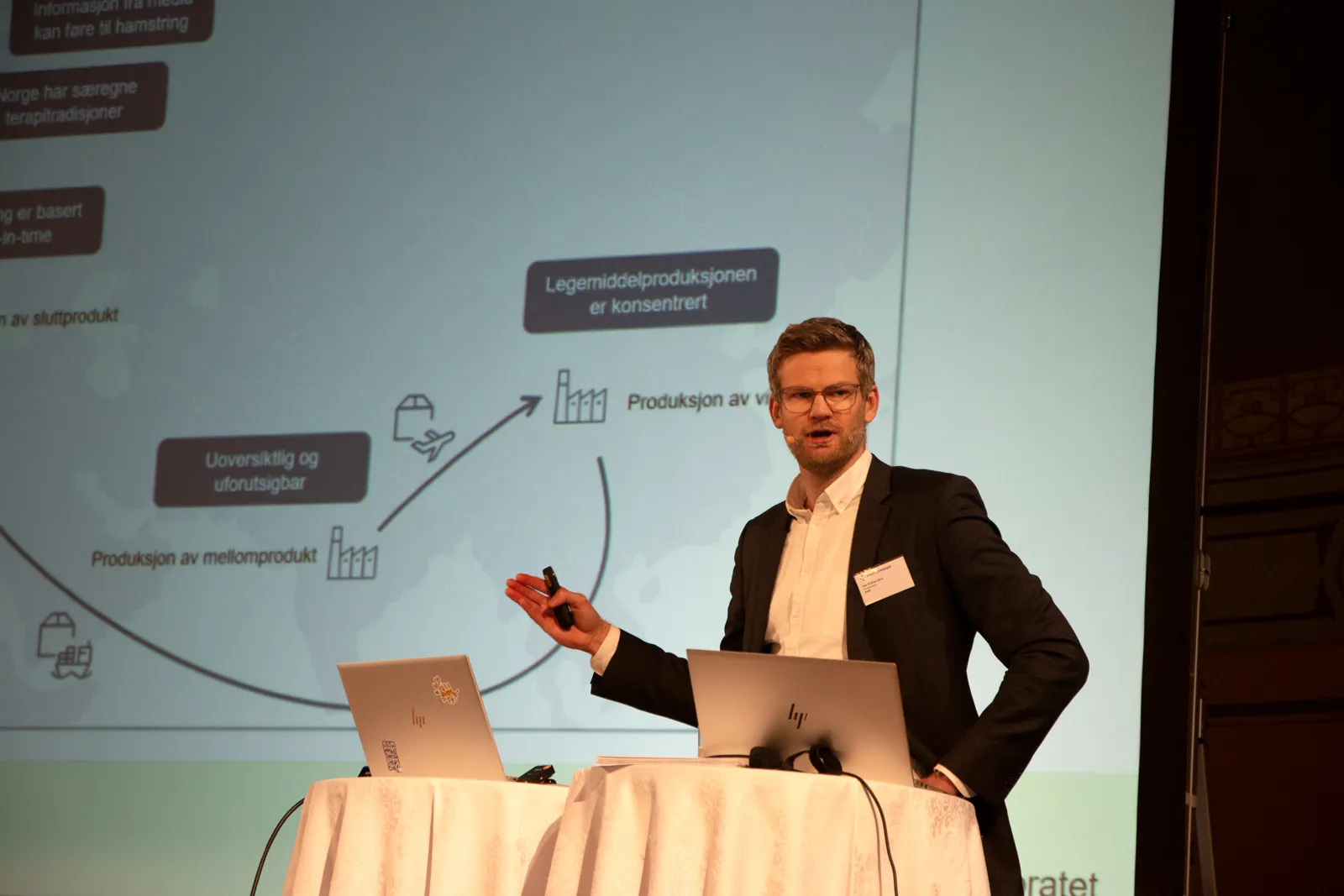 En mann står på en scene og holder et foredrag.