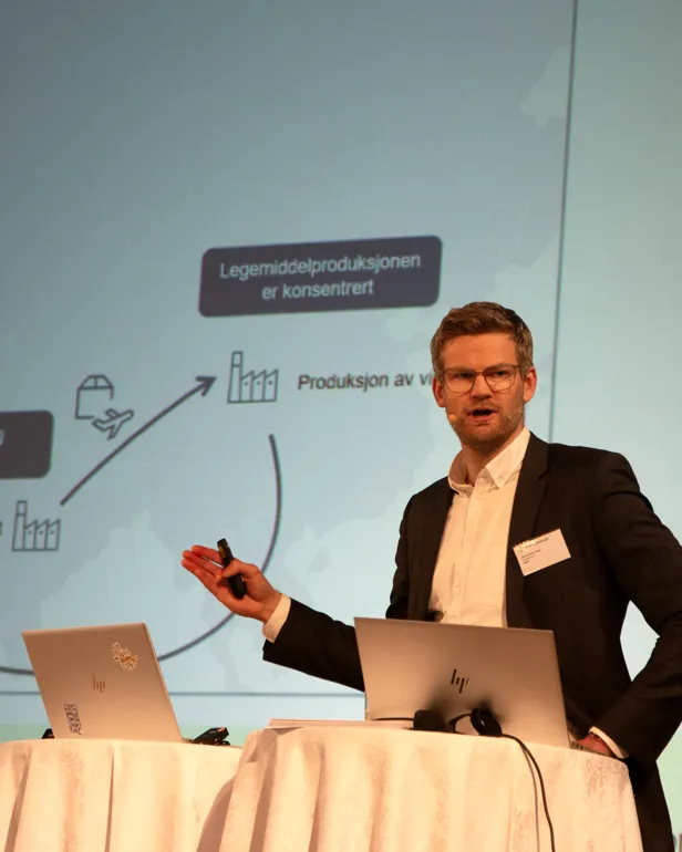 En mann står på en scene og holder et foredrag.