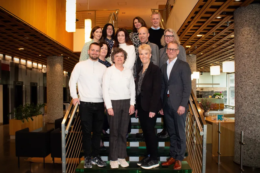 En gruppe mennesker som poserer for et bilde
