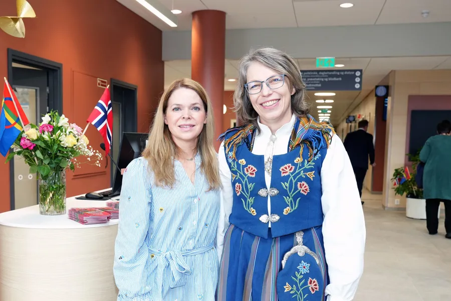 Et par kvinner i tradisjonelle klær