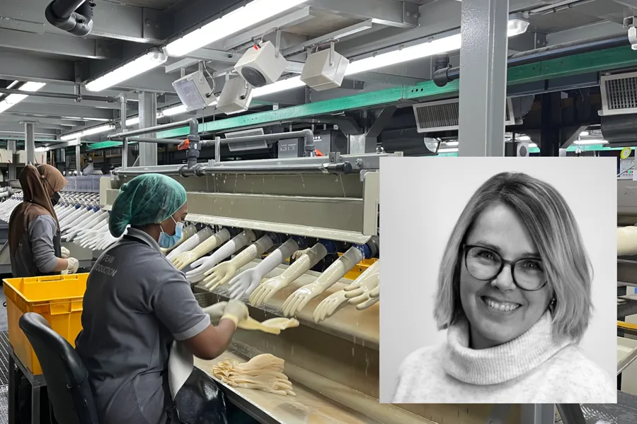 En person i en fabrikk