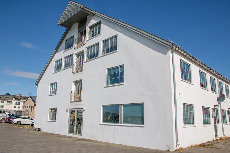 Sykehusinnkjøps hovedkontor i Vadsø. En hvit mytbygning over flere etasjer.
