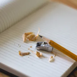 En blyant og en blyant på et ark