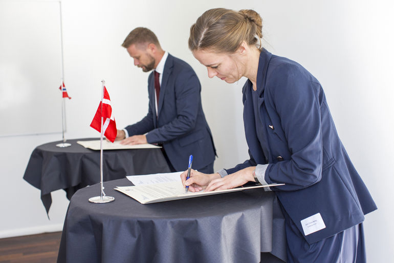 Helseminister Bent Høie og Danmarks helseminister Ellen Trane Nørby undertegner avtalen om felles forhandlinger om legemidler.