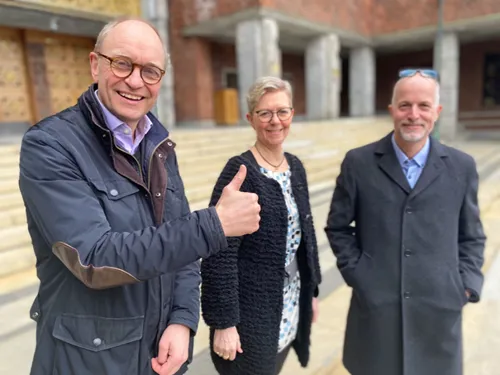 Ledere i Direktoratet for forvaltning og økonomistyring, Sykehusinnkjøp og Oslo kommune smiler mot kamera og gir tommel opp.