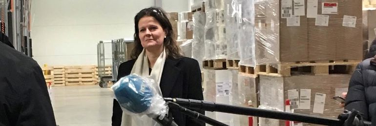 Administrerende direktør Cathrine Lofthus i Helse Sør-Øst RHF på et lager.