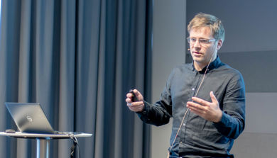 Overlege Christian Ohldieck holder en presentasjon .