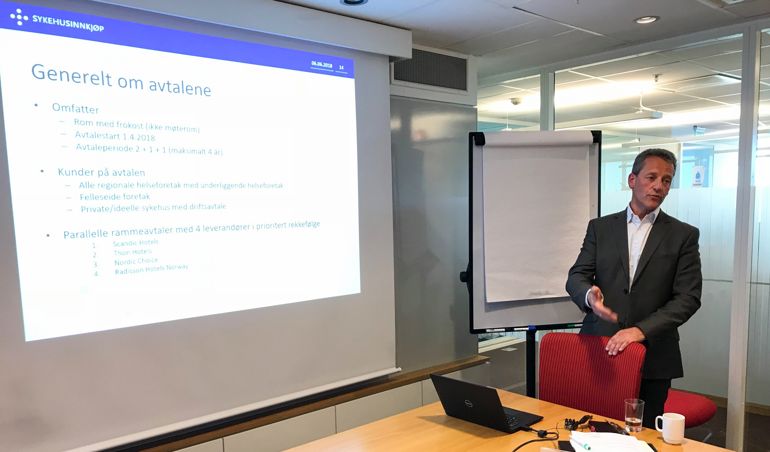 Ole-Magne Kleven i Sykehusinnkjøp står ved en skjerm.