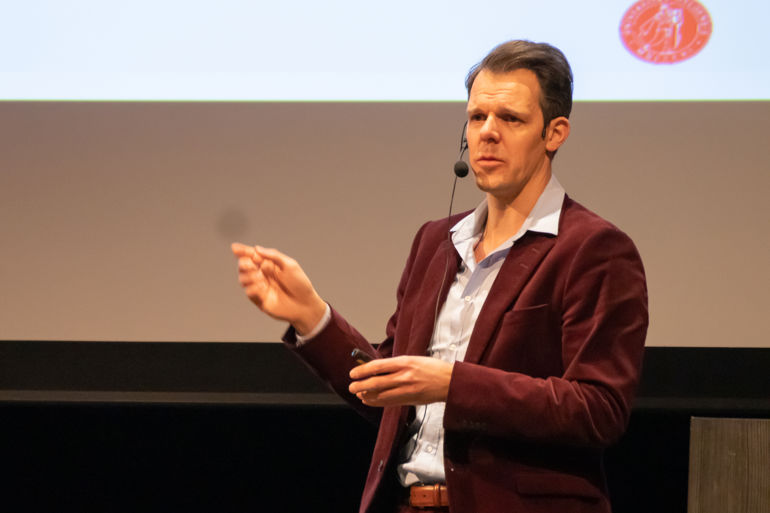 Overlege Daniel Henrich ved Akershus universitetssykehus holder en presentasjon om årets anbudsresultater.