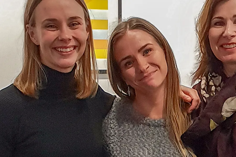 Tre kvinnelige deltakere fra Sykehusinnkjøp på konferansen,