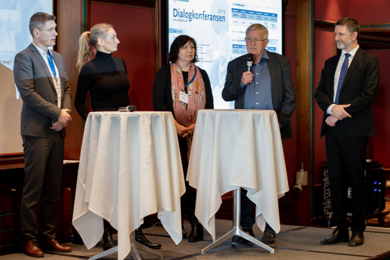 Debattdeltakere under dialogkonferansen