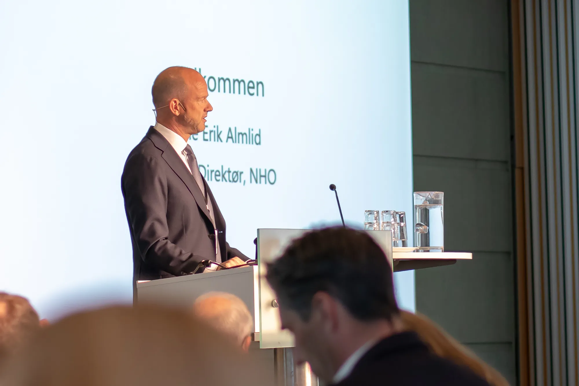 Administerende direktør Ole Erik Almlid i NHO på scenen under anskaffelseskonferansen.