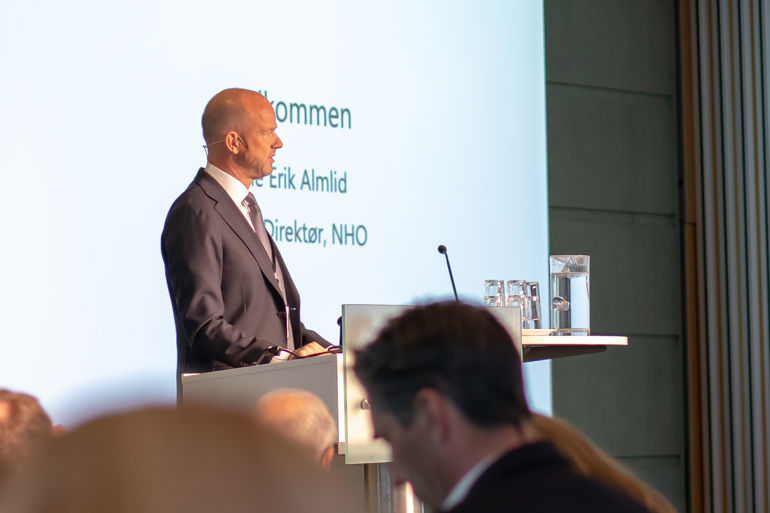 Administerende direktør Ole Erik Almlid i NHO på scenen under anskaffelseskonferansen.