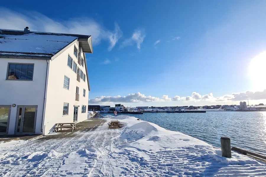 En bygning ved siden av en vannmasse