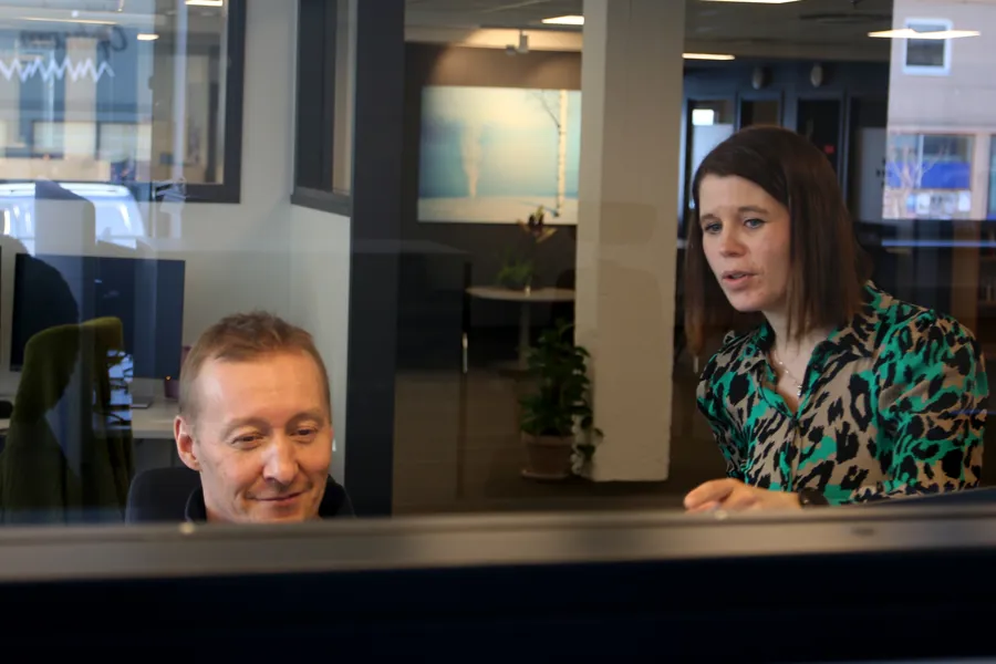 En mann og en kvinne som sitter ved et bord