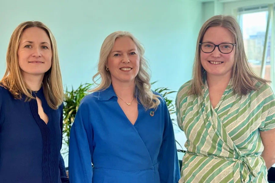 En gruppe kvinner som smiler