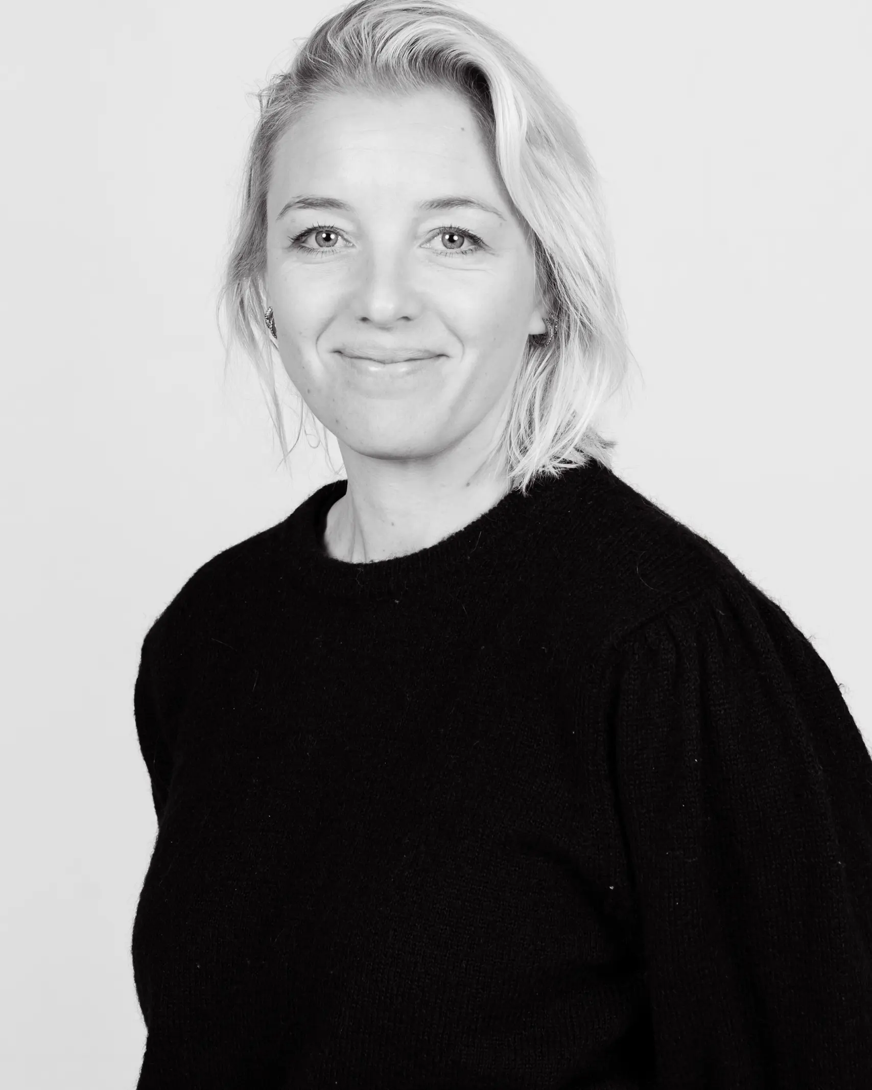 En person som smiler til kameraet