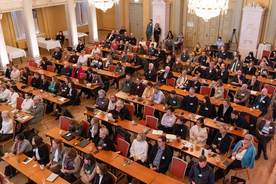 En stor gruppe mennesker i et møte