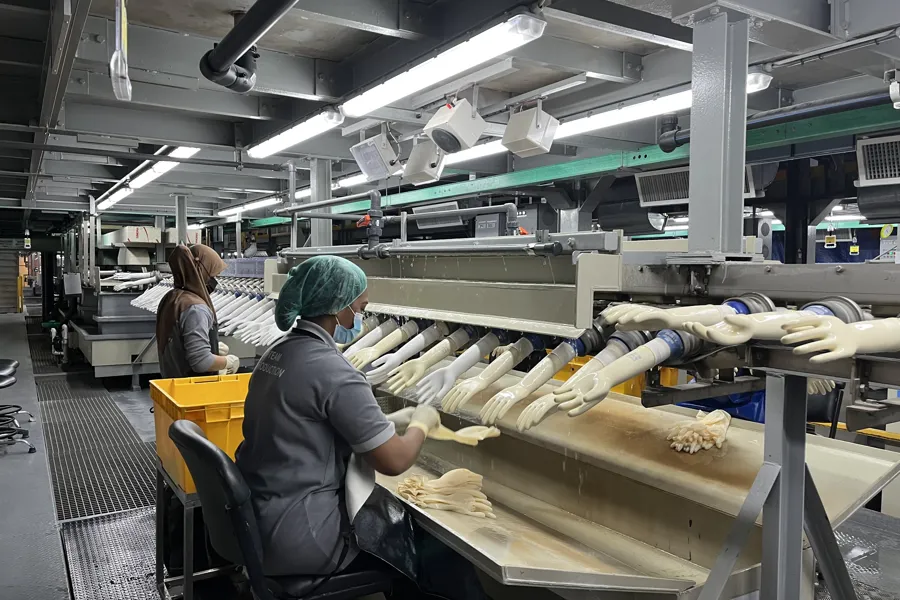 En person i en fabrikk