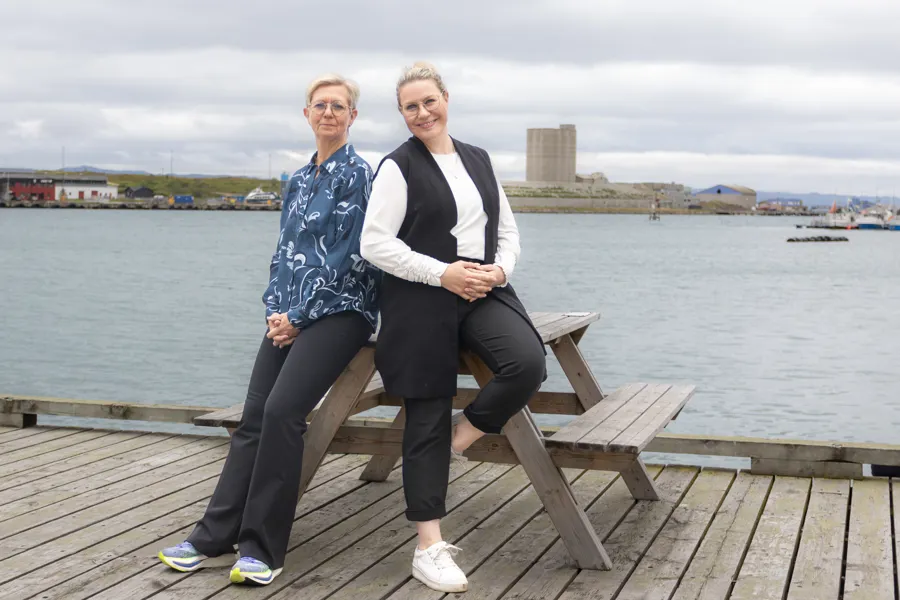 To kvinner sitter på en benk