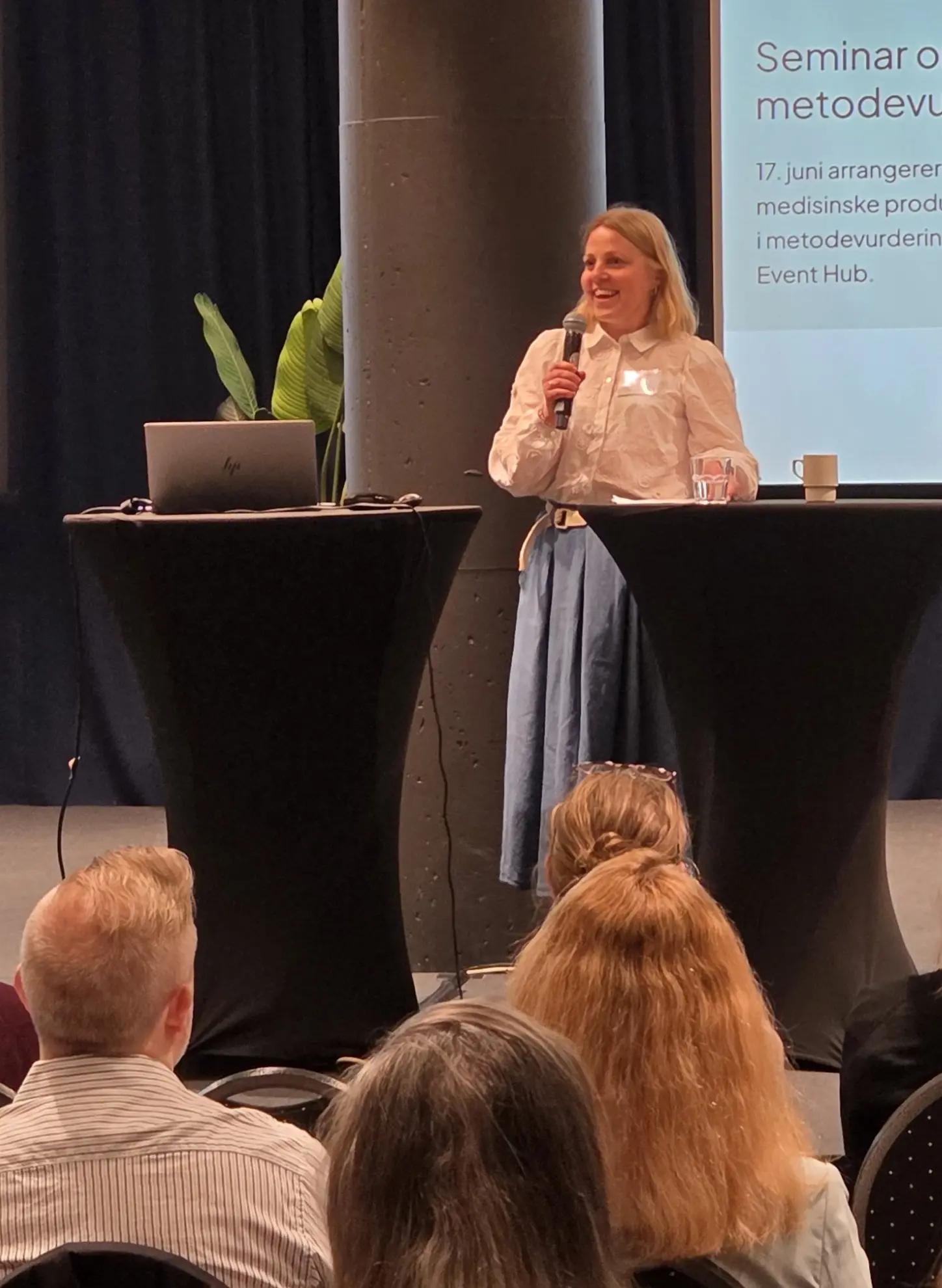 En kvinne som snakker inn i en mikrofon