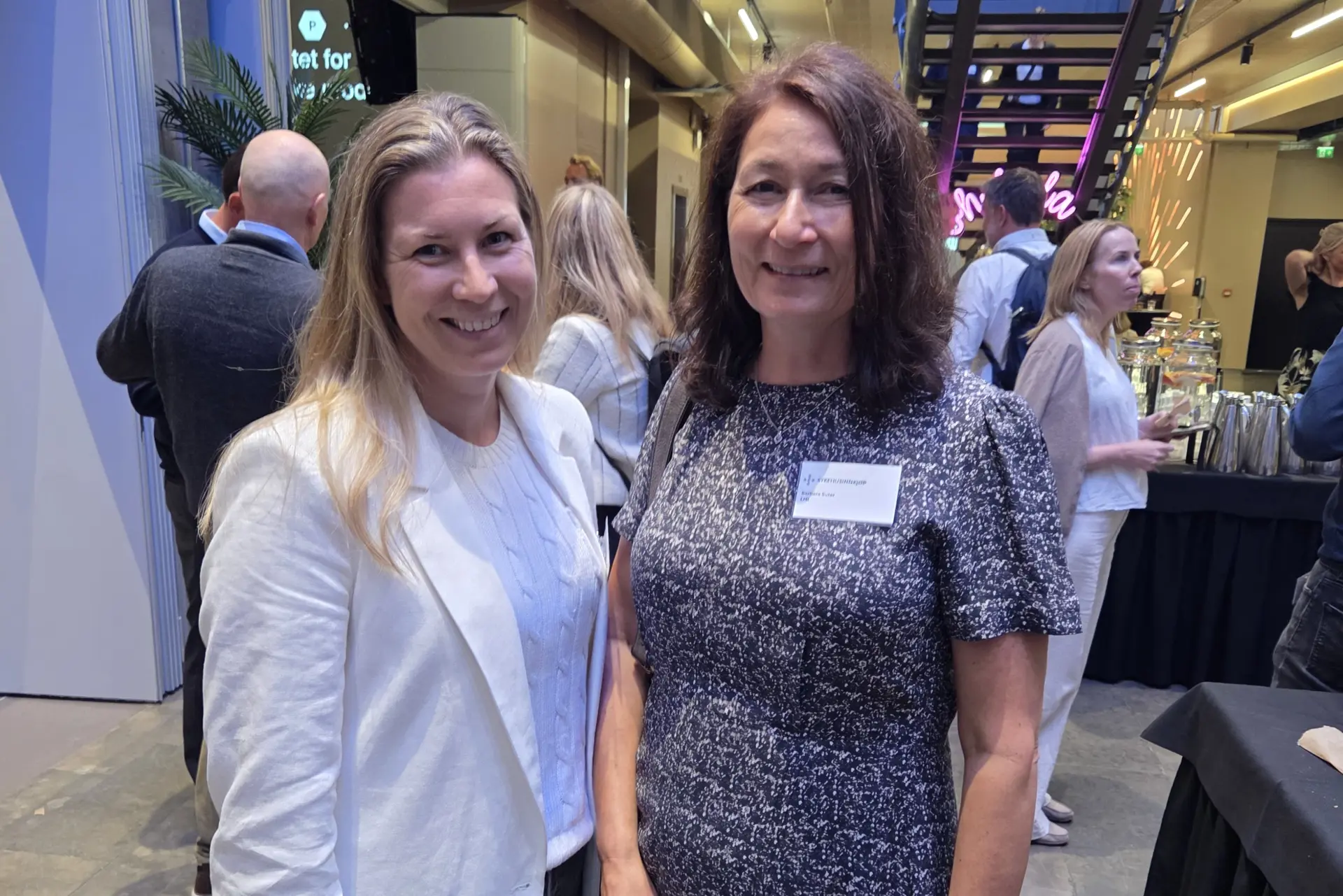 Et par kvinner som poserer for et bilde