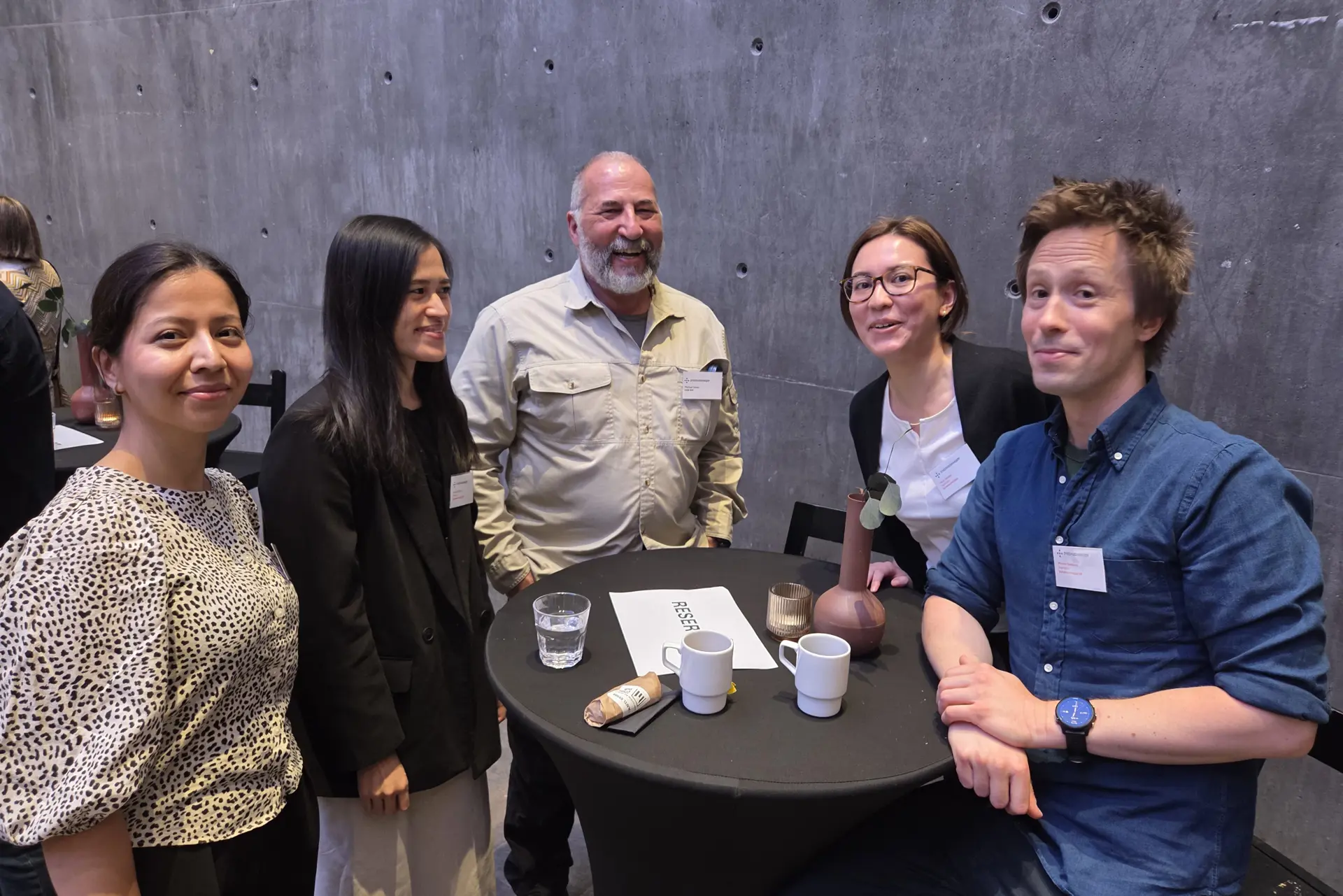 En gruppe mennesker som poserer for et bilde