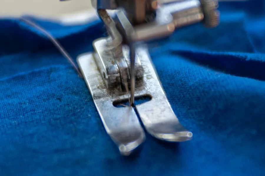En metallgjenstand med en skrue