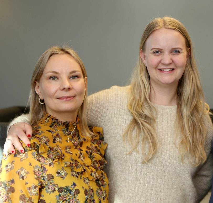 To kvinner poserer for et bilde