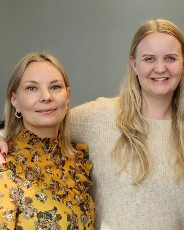 To kvinner poserer for et bilde