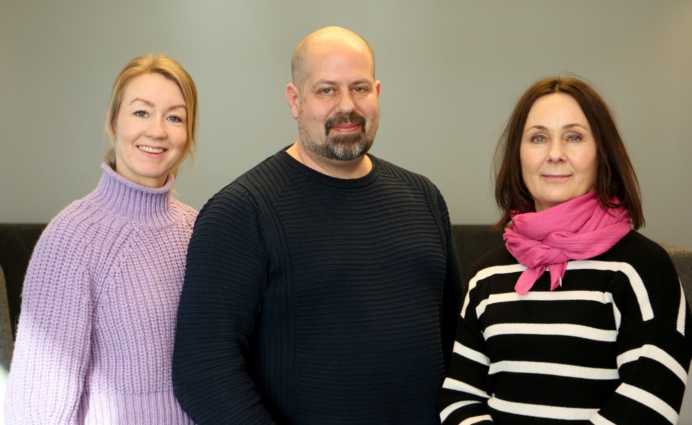 En gruppe mennesker som poserer for kameraet