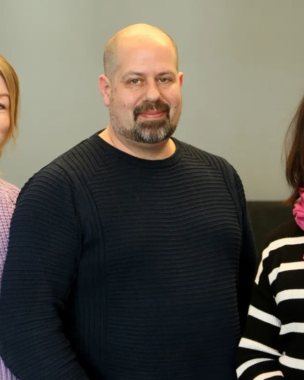 En gruppe mennesker som poserer for kameraet