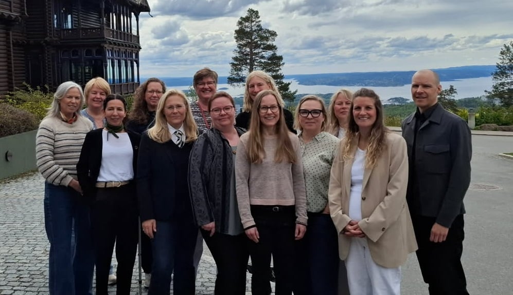 En gruppe mennesker som poserer for et bilde