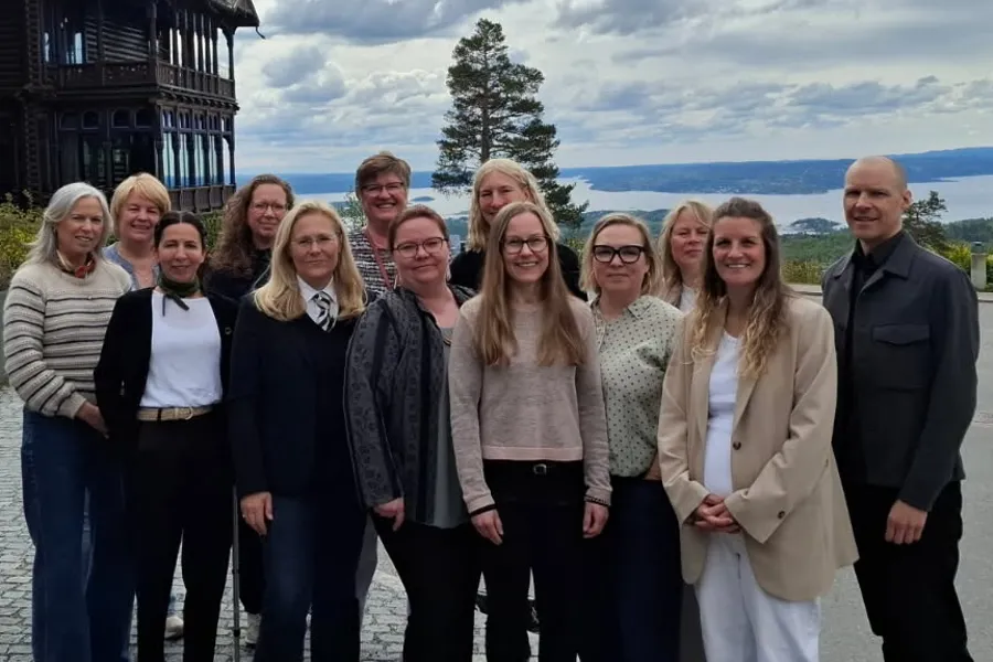 En gruppe mennesker som poserer for et bilde